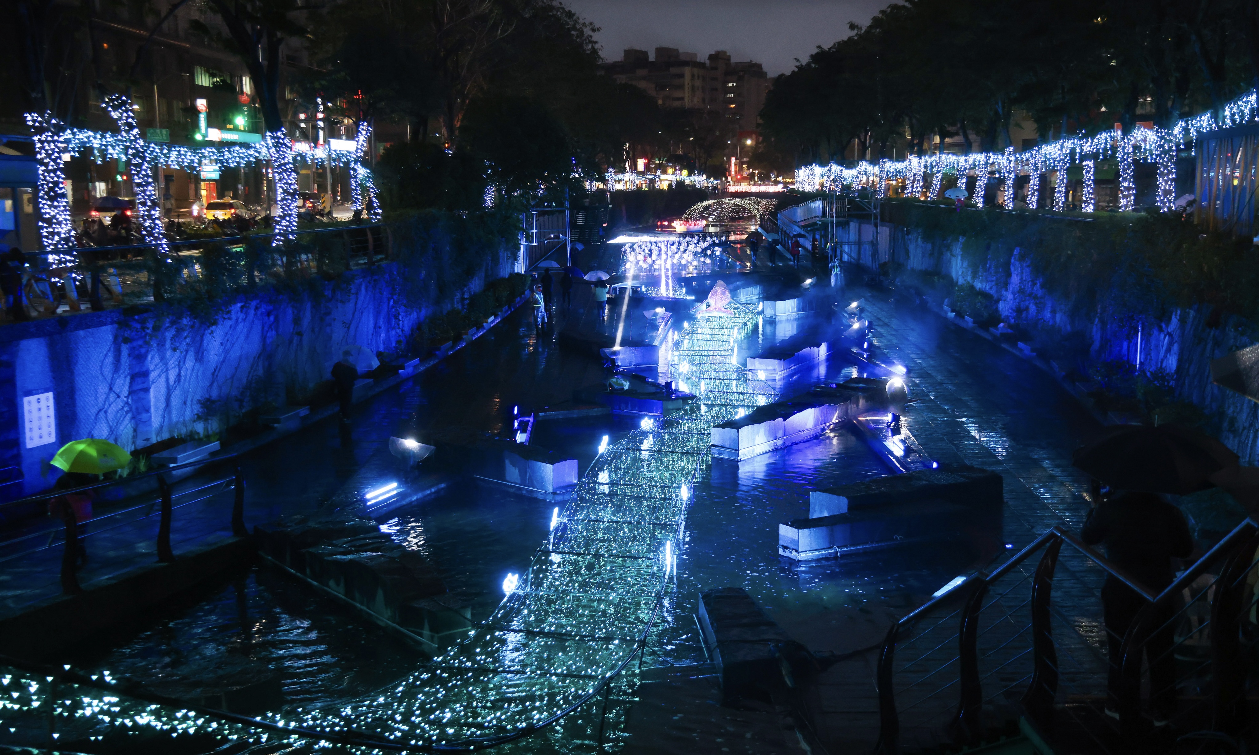 百萬燈海點亮幸福 新莊中港大排化身璀璨光雕河廊 