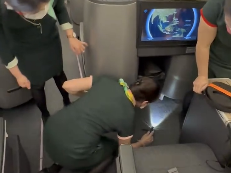  聚傳媒獨家》空姐居然跪下展現服務態度   讓乘客超級感動 
