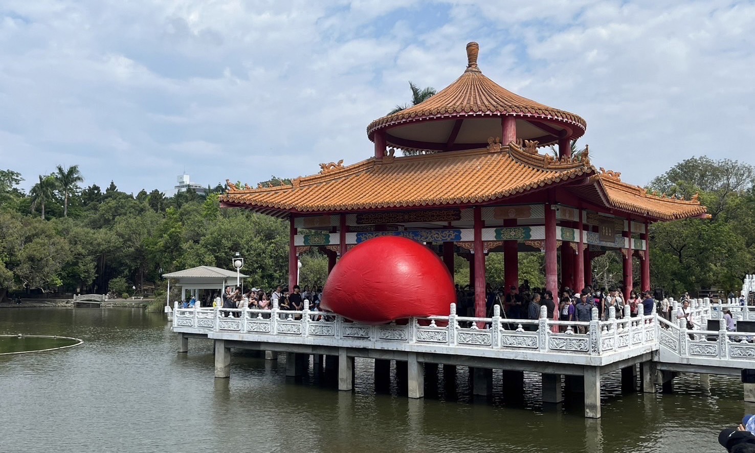  臺南巨大紅球現身 日吸4000人潮 