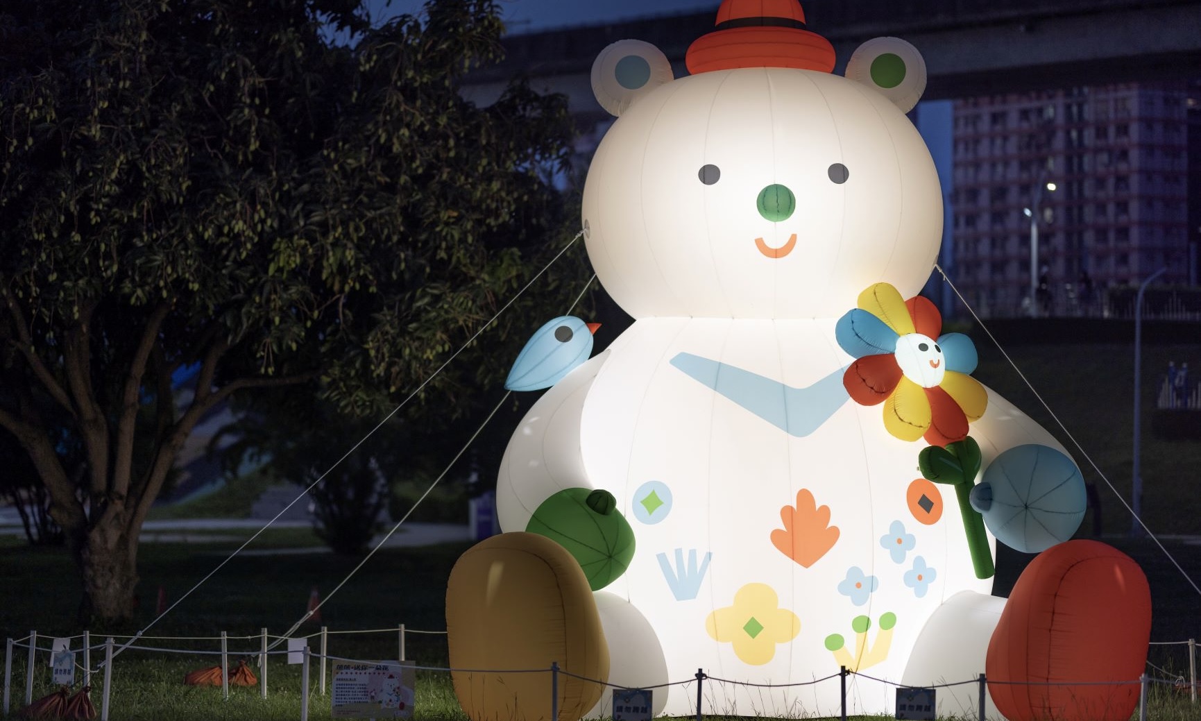  新北大都會公園 6米高幸福熊帶你走入奇幻世界 