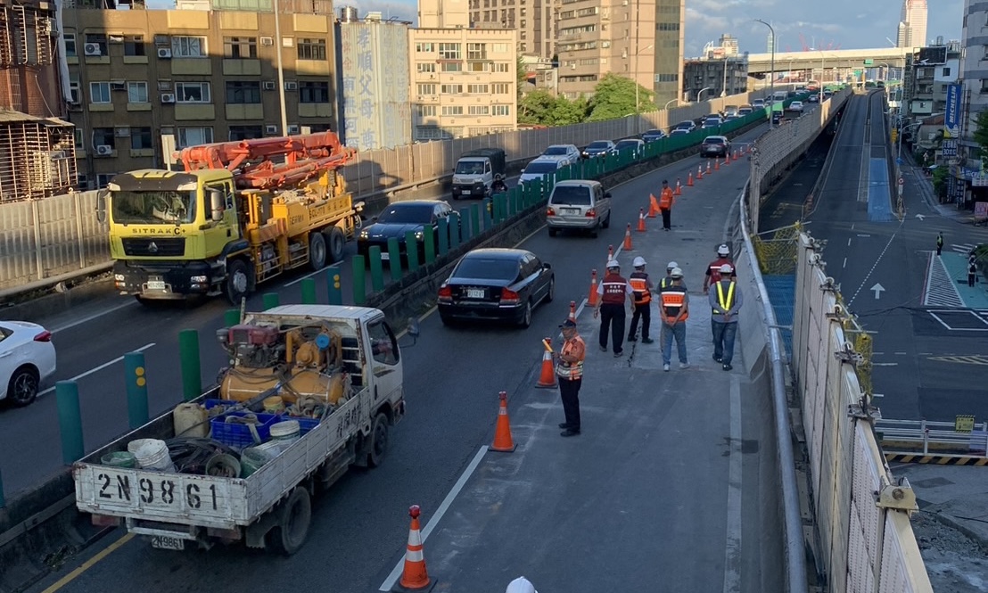 經過三重往台北  台1線中山高架橋  恢復全線通車