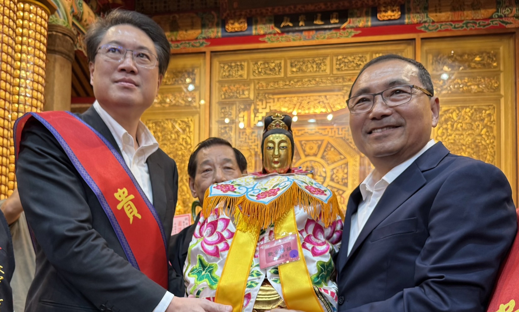 板橋接雲寺觀音佛祖百年首巡 侯友宜點起馬炮