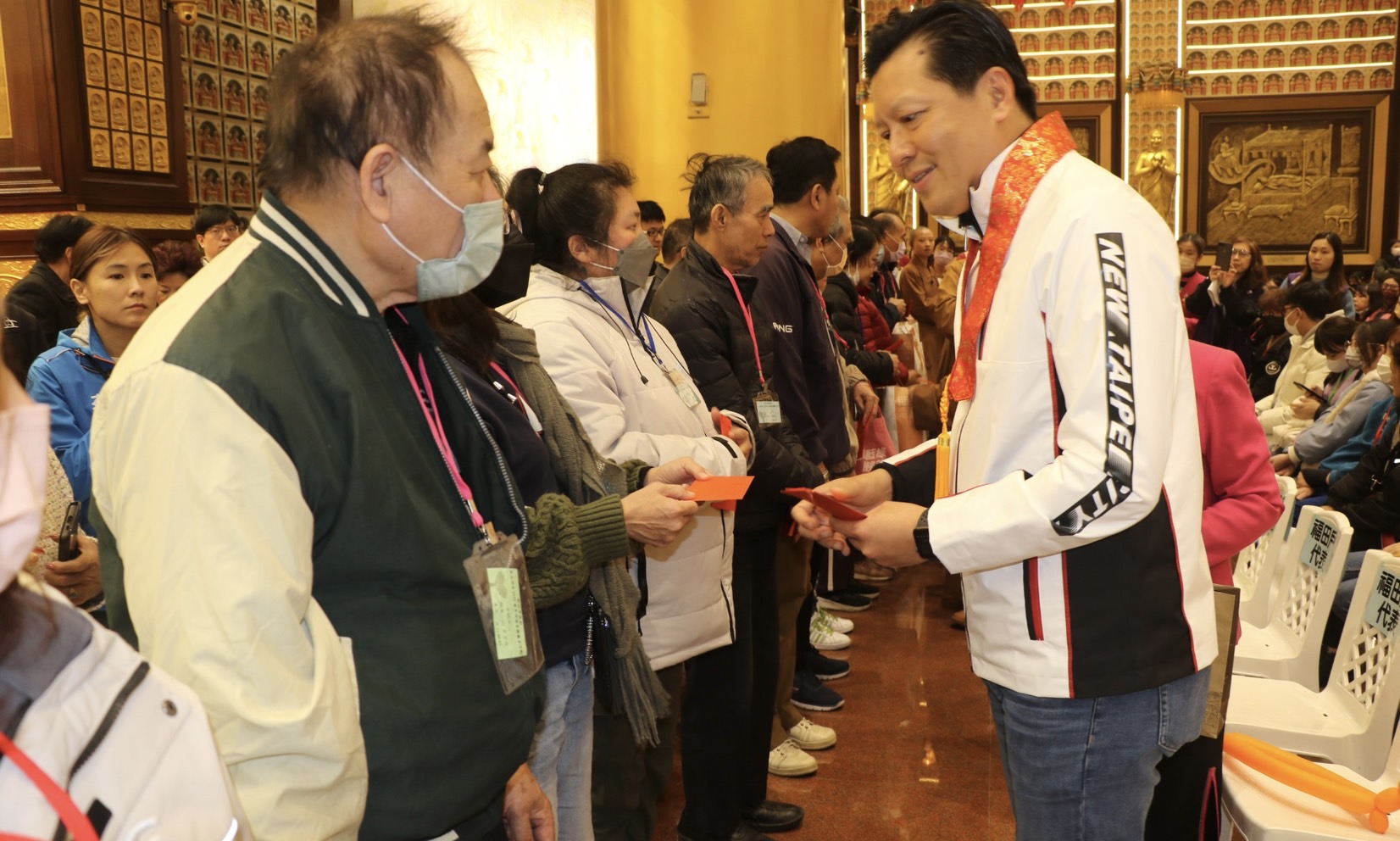 佛光山金光明寺連續11年寒冬送暖 1200戶領受福田金福袋